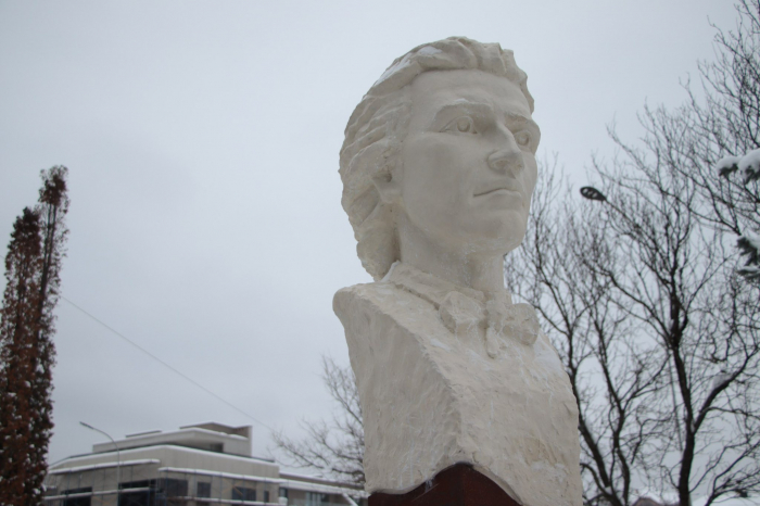 На території УжНУ відкрили погруддя національного поета Румунії Міхая Емінеску