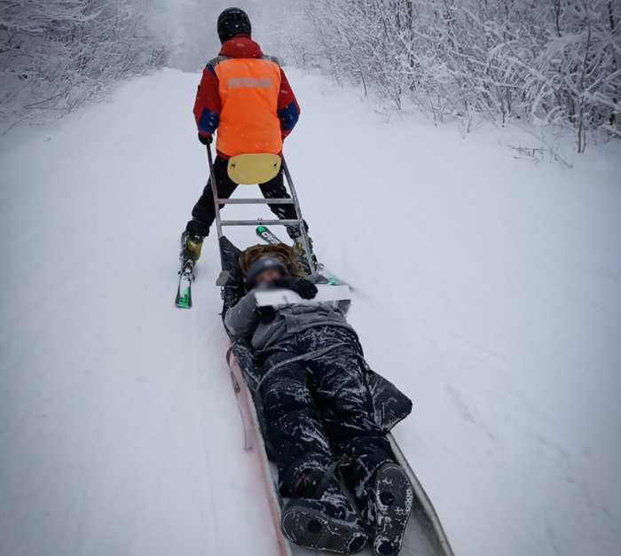Гірські рятувальники транспортували травмованого сноубордиста