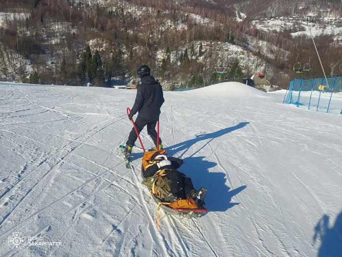 Рятувальники надали допомогу травмованій лижниці на горі Красія

