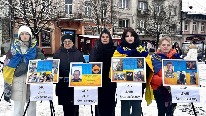 "Ми їх всіх чекаємо”: у Мукачеві родичі безвісти зниклих та полонених зробили виставку фото