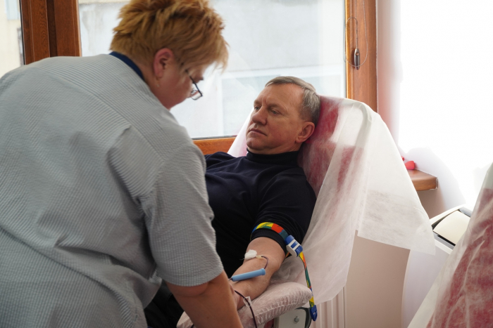 Донорська кров рятує життя: працівники Ужгородської міськради долучилися до здачі крові