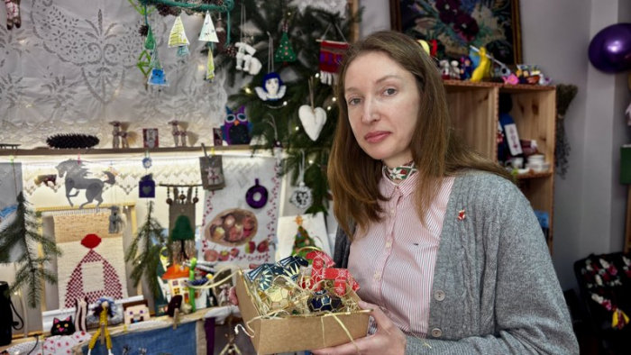Коники, мотанки й "душевні кулі": майстриня родом з Криму створила в Мукачеві новорічну колекцію прикрас