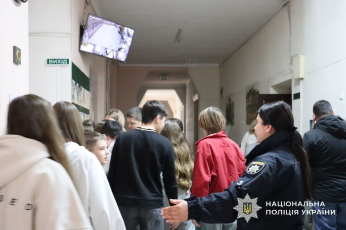 Як діяти у випадку надзвичайних ситуацій: в Ужгороді для школярів провели навчальну евакуацію