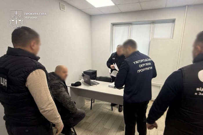 Прокуратура повідомила про підозру підприємцю, який заволодів майже 700 тис. грн на ремонті дорожнього покриття аеропорту Ужгорода