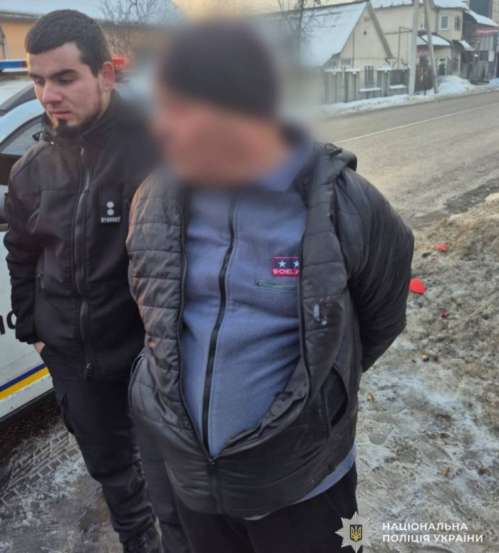 Поліція Тячівщини розшукала зловмисника, який зірвав портрети загиблих захисників України

