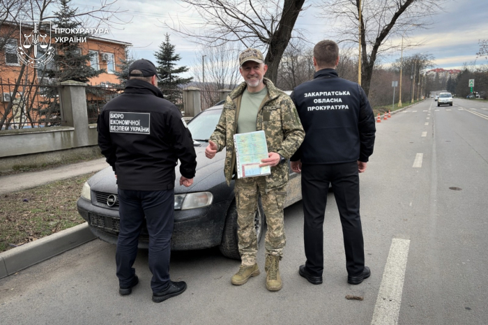 Прокурори Закарпаття передали військовим два автомобілі та БПЛА, які вилучені у рамках кримінального провадження
