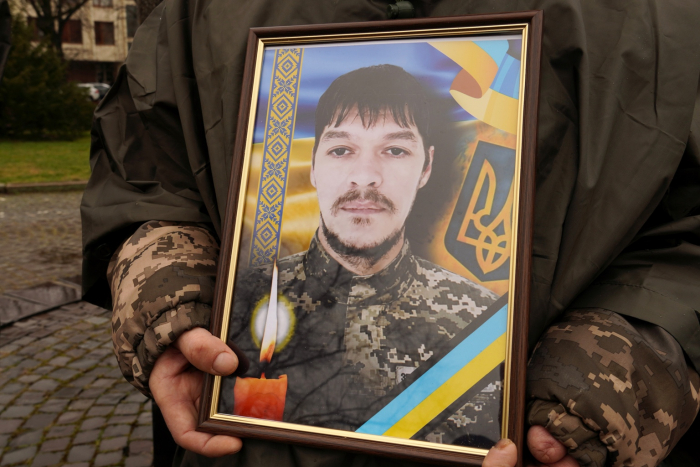 В Ужгороді сьогодні попрощалися із 35-річним солдатом Тарасом Сірком