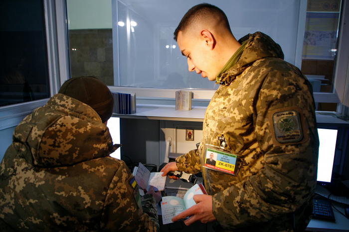 На Закарпатті викрили двох чоловіків, які намагалися перетнути кордон за документами з ознаками підробки