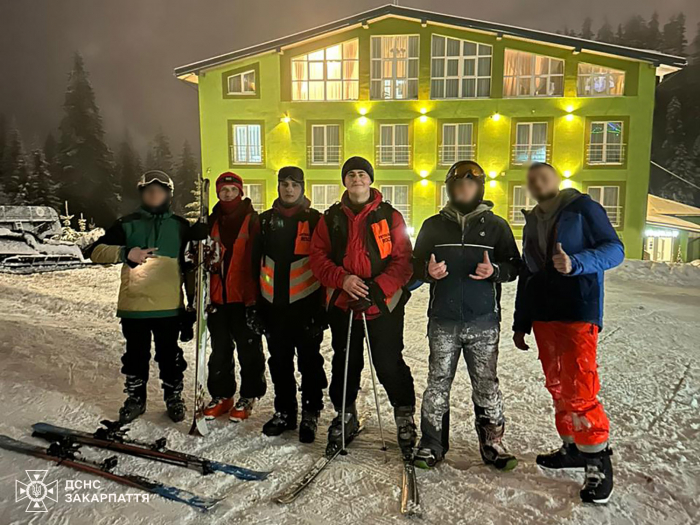 На Рахівщині рятувальники розшукали трьох туристів, які заблукали в районі полонини Крачуняска