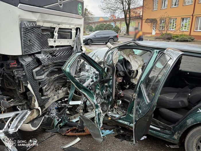 У Мукачеві рятувальники деблокували водія з понівеченого внаслідок ДТП авто