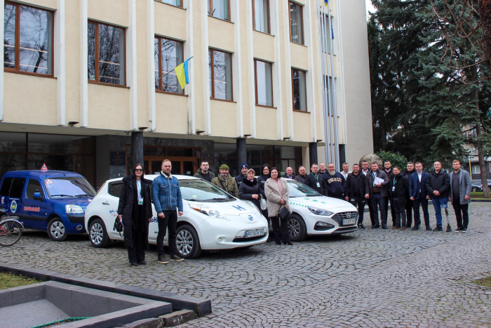 Інклюзивна мобільність: в Ужгороді обговорили доступність навчання водінню для людей з інвалідністю