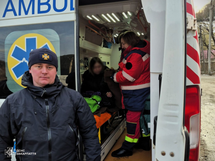Закарпатські рятувальники допомогли туристам, які замерзали в горах