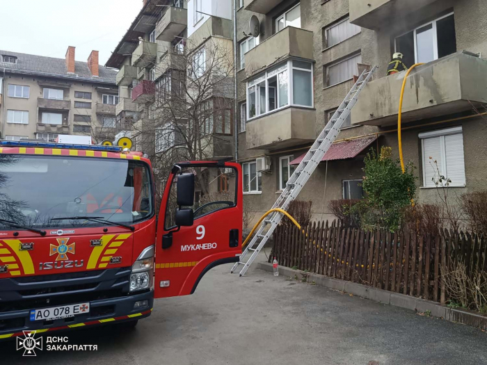 У Мукачеві під час пожежі врятували чоловіка