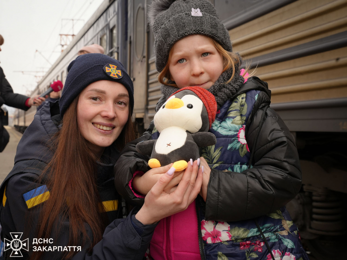 На Закарпаття евакуаційним потягом прибули восьмеро людей із Запорізької області