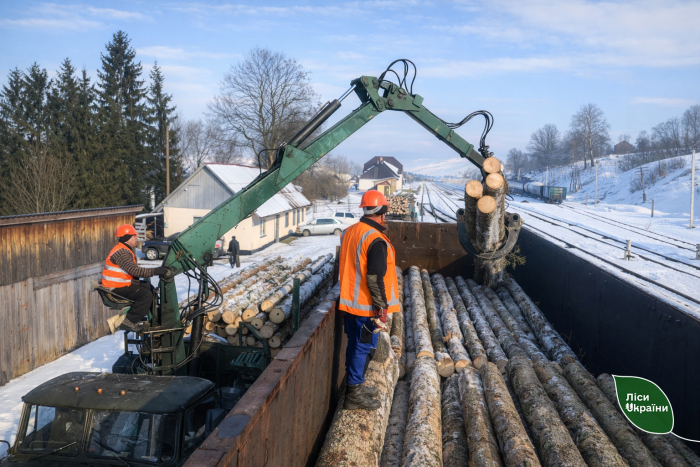 Деревина для ЗСУ: лісівники Карпатської філії продовжують системно підтримувати військових