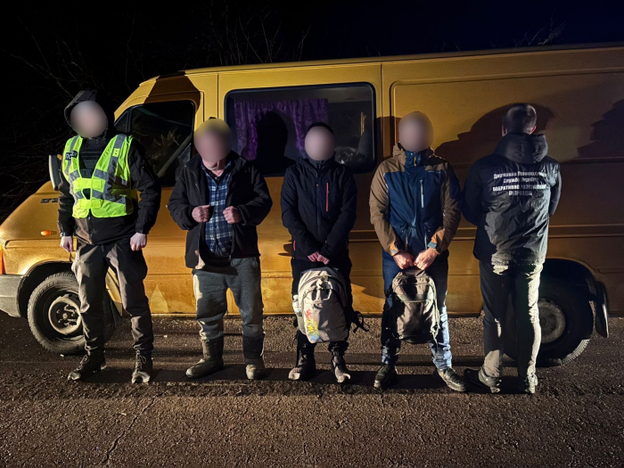 Об’їжджали контрольний пост: провідника з двома порушниками зупинили прикордонники з поліцейськими неподалік від кордону з Угорщиною

