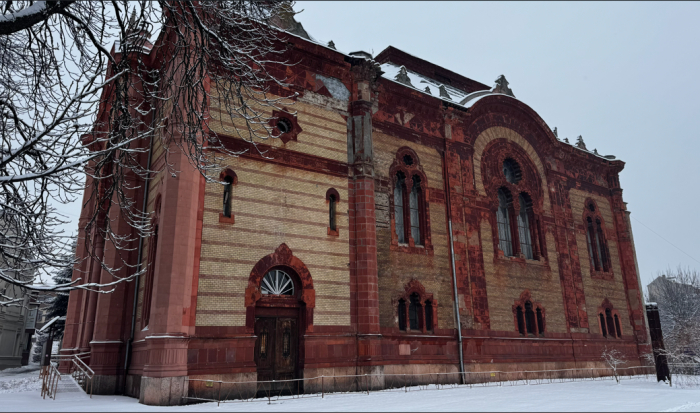 Закарпатська обласна філармонія: будівля з історією колишньої синагоги в центрі Ужгорода