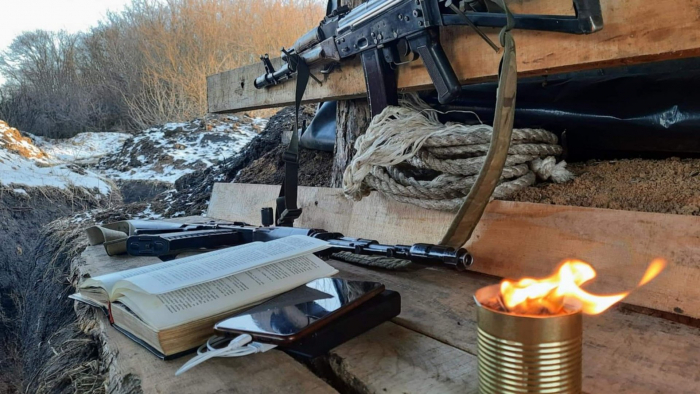 «Книги на лінії фронту»: у Брно відкрилась фотовиставка військовослужбовця Владислава Товтина