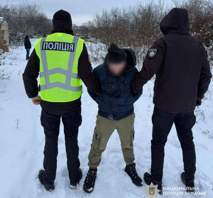 У Берегові поліція затримала торговця зброєю: з незаконного обігу вилучено автомат, набої та гранати

