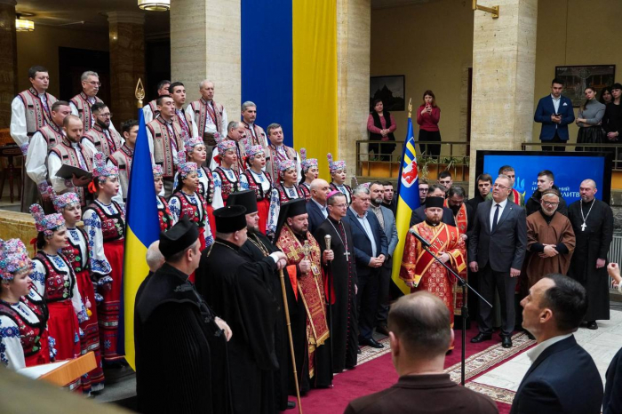 Єдність у молитві: в атріумі Закарпатської ОВА молилися за Захисників України