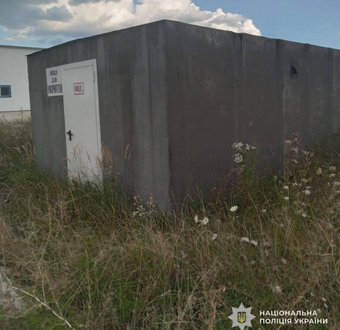 За матеріалами поліції Берегова судитимуть посадовицю міськради, яка закупила бетонне укриття за завищеною вдвічі ціною