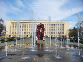 В Ужгороді відкрили скульптуру Михайла Деяка «Реконструкція подій» про досвід війни