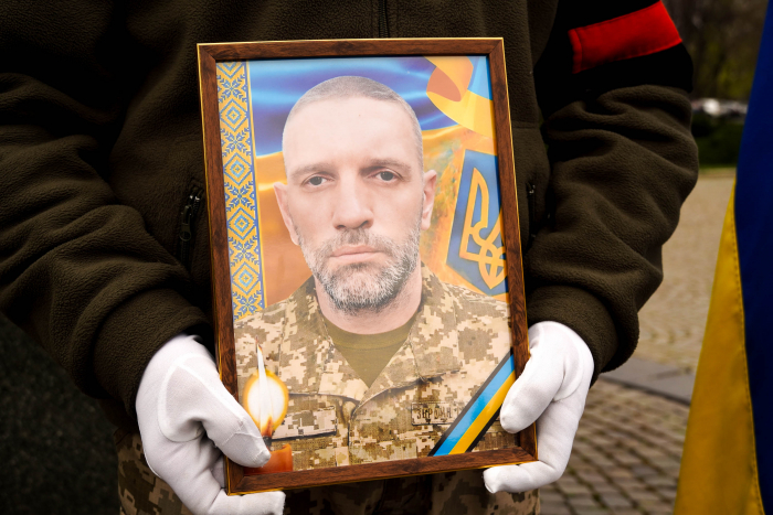 В Ужгороді сьогодні попрощалися із 43-річним солдатом Олександром Луцьом