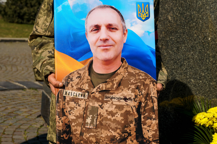 В Ужгороді сьогодні попрощалися із 56-річним старшим солдатом Андрієм Жабським