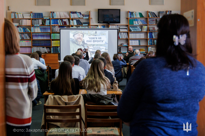 «Книги на лінії фронту» – в Ужгороді відкрилася фотовиставка Владислава Товтина