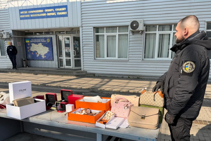 Водій автобуса позбувся на кордоні жіночих прекрас відомих брендів на 1,8 млн грн

