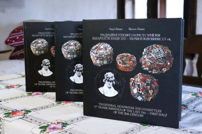 «Традиційні головні убори та зачіски Закарпаття кінця ХІХ – першої половини ХХ ст.»: книжка за донат