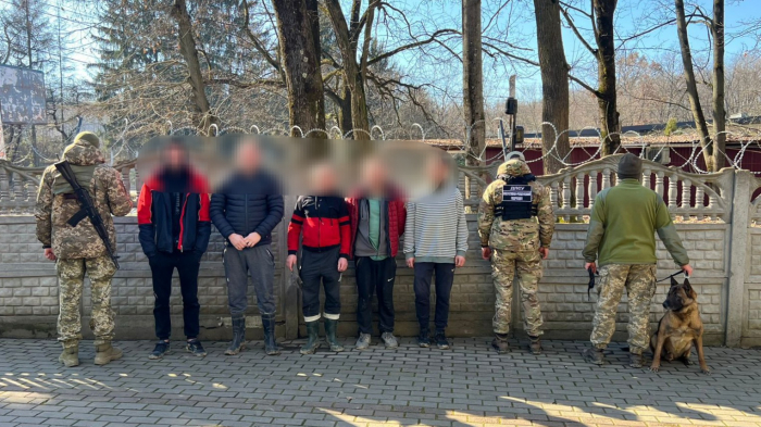 Військовослужбовці Чопського загону затримали п’ятьох чоловіків, які намагалися незаконно перетнути українсько-словацький кордон