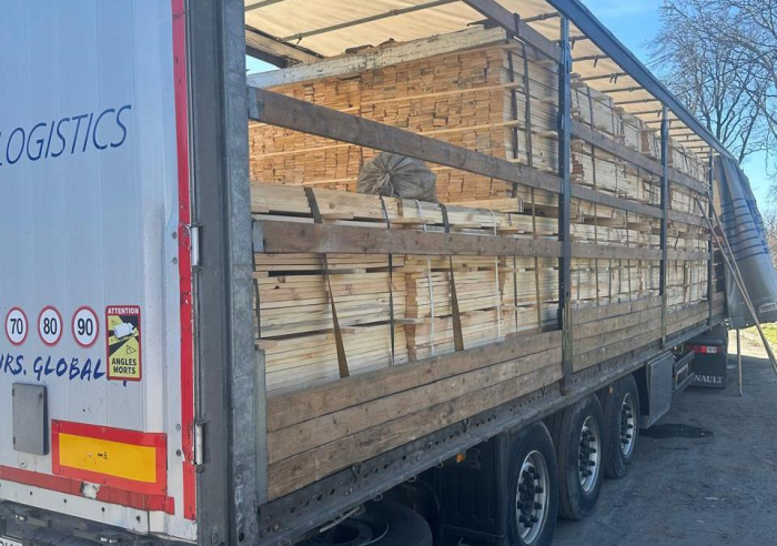 Закарпатські митники запобігли незаконному експорту соснової лісопродукції до Польщі

