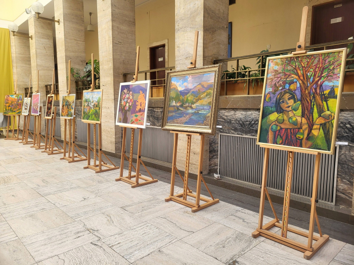 В атріумі ОВА розгорнули благодійну виставку-продаж робіт закарпатських художників. Половина коштів – на підтримку ЗСУ