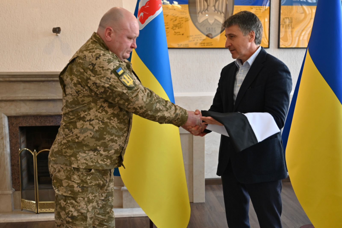 У Закарпатську ОВА передали Прапор Надії на підтримку полонених і зниклих безвісти