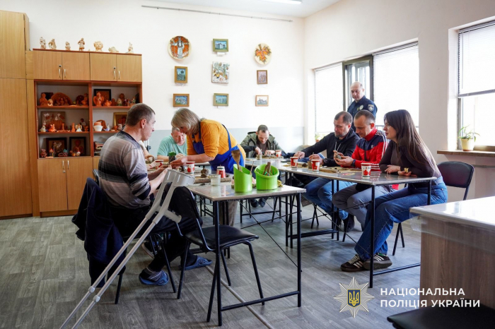 Відновлення внутрішнього балансу через глинотерапію: поліцейські Закарпаття провели сеанс реабілітації для ветеранів

