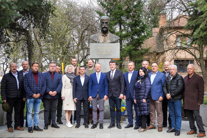 Символ незламної дружби: в Ужгороді делегація з Чехії висадила липу у сквері Масарика