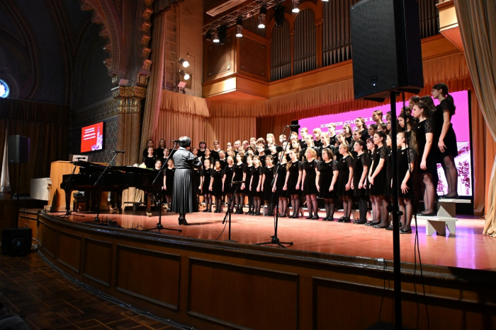 Ужгородська музична школа №1 дала звітний концерт, на якому зібрали кошти для захисників