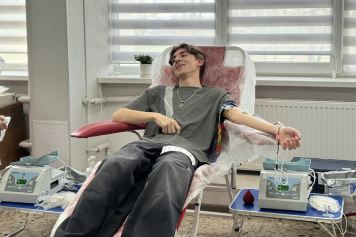 Зібрали близько 10 літрів крові: у молодіжному центрі УжНУ провели "День донора"
