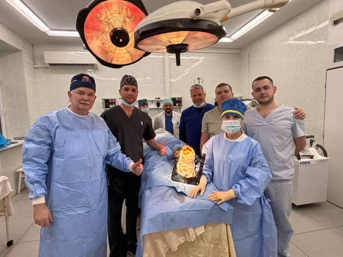 Лікарі Закарпатської обласної лікарні разом з американськими колегами виконали складні операції українським бійцям