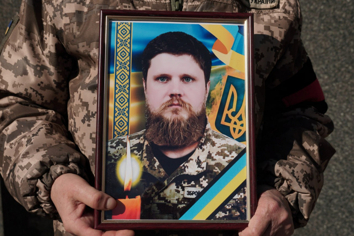 В Ужгороді сьогодні провели в останню земну дорогу 35-річного Героя Микиту Шельдяєва

