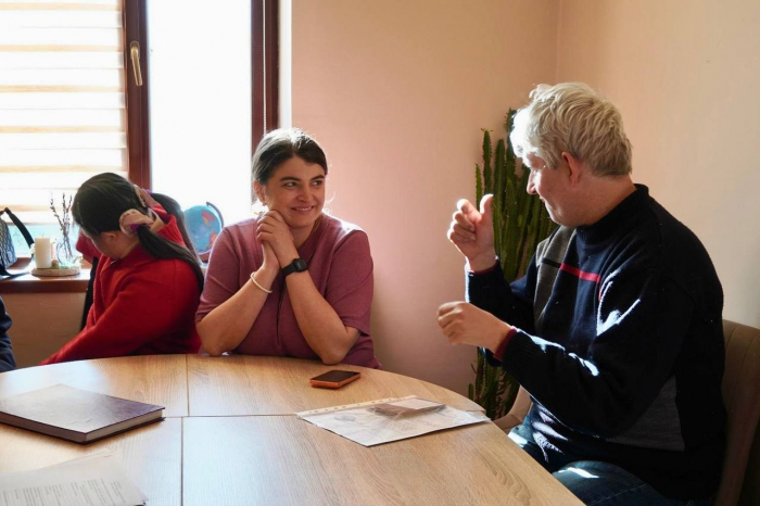 Соціальні послуги ближче до людей: мобільний ЦНАП виїхав на звернення «Карітас-Ужгород»