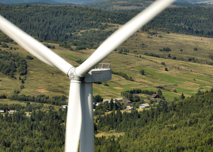 У Нижньоворітській громаді завершили монтаж першої на Закарпатті вітроелектростанції