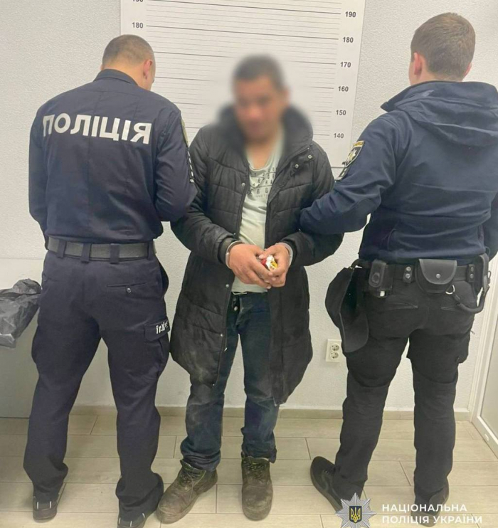 Стріляв по вікнах драмтеатру: в Ужгороді поліція затримала хулігана

