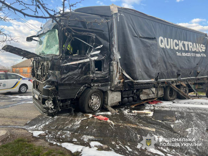 Поліцейські Закарпаття розслідують автотрощу в селі Ракошино: один чоловік загинув, ще один – травмований 

