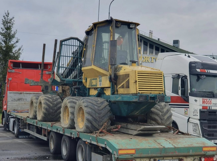 «Гуманітарна» спецтехніка опинилася на складі Закарпатської митниці


