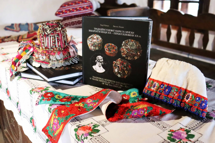 Музей в Ужгороді зібрав кошти на зарядні станції для військових через продаж унікального видання