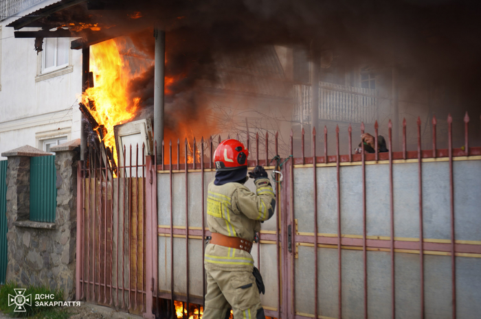 В Ужгороді вогнеборці врятували чоловіка під час пожежі