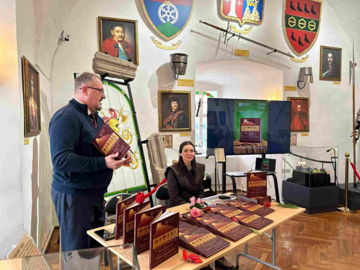 В Ужгородському замку презентували альбом-путівник про історію замків Закарпаття
