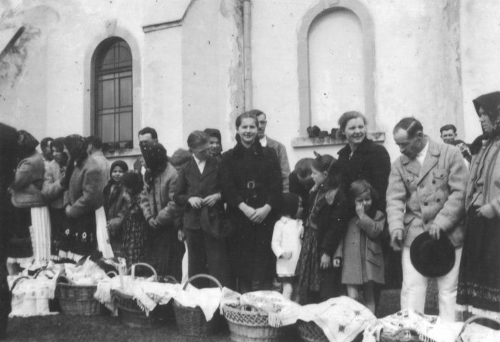 Освячення великодніх кошиків. Березнянщина, Закарпатська область. Фото з архіву Віктора Ковача
